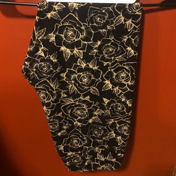 UNICORN TC CREAM AND BLACK ROSES - Picture 1 of 3